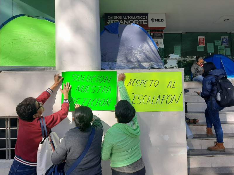 Se manifiestan trabajadores de Salud en oficinas de los SSO en calles de violetas