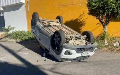 Solo daños materiales deja una volcadura en la capital oaxaqueña