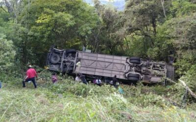 Un muerto deja volcadura de autobús en la Mixteca de Oaxaca