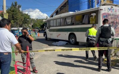 Urbanero atropella y mata a una mujer en Santa Rosa Panzacola, Oaxaca