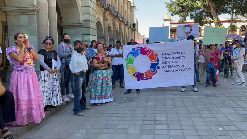 Utiliza Neri a artesanos y ambulantes para minimizar señalamientos en su contra