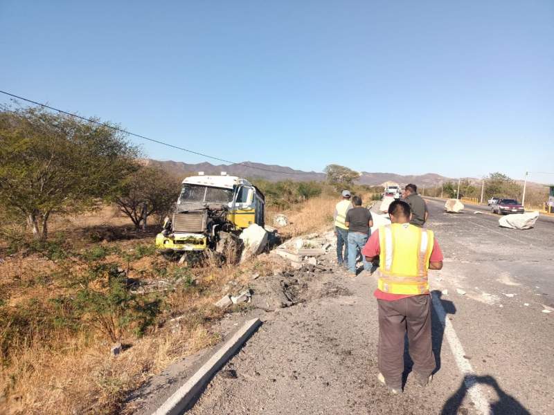 vuelca-camion-cargado-de-rocas-se-dirigia-a-obra-del-rompeolas-en-salina-cruz