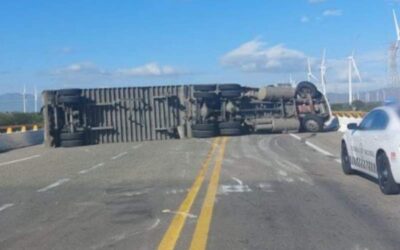 Vuelcan 2 trailers por fuertes vientos en el Istmo