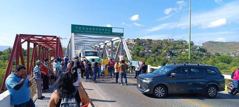 Bloquean colonos puente de Tehuantepec por falta de agua y retienen a administrador del SAP