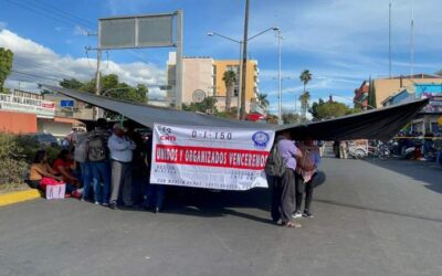 Bloquean docentes crucero del ADO en Oaxaca