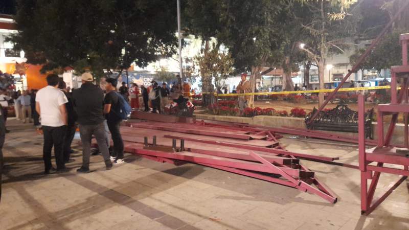 Colapsa grada con gente que fue colocada en la Alameda de León de Oaxaca