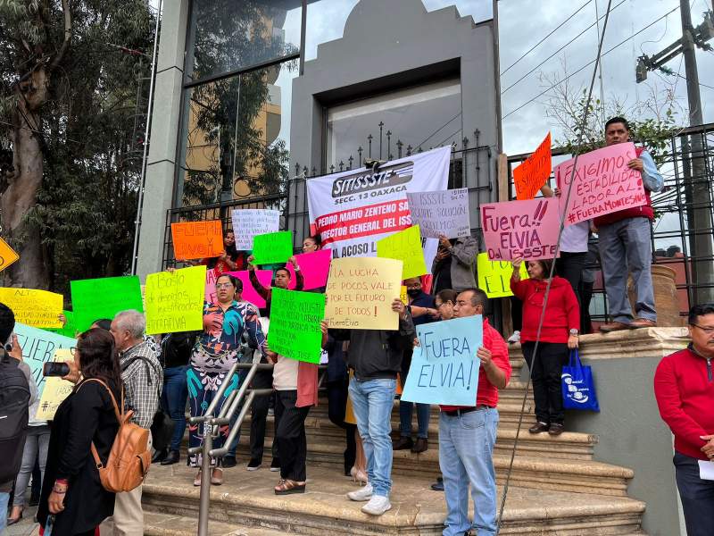 Por despido se manifiestan trabajadores del ISSSTE en Oaxaca