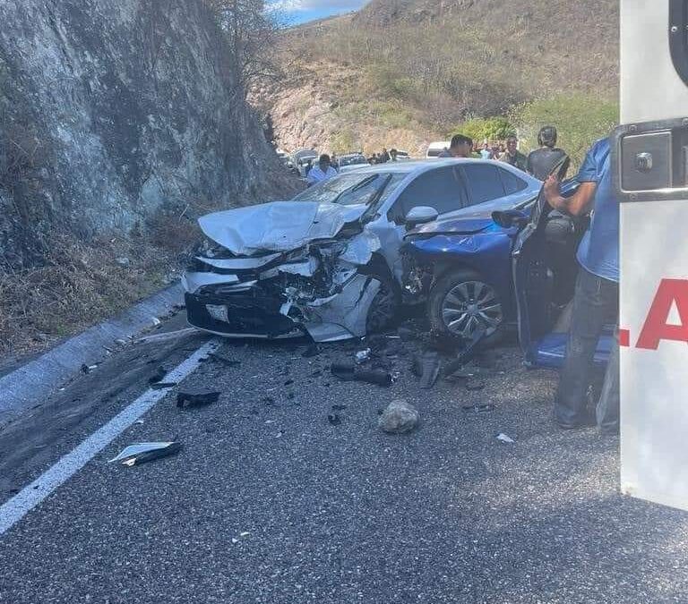 Se registra fuerte accidente en carretera al Istmo; de manera preliminar de habla de 2 muertes y 8 heridos