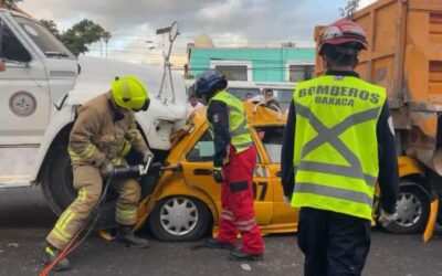 Taxi queda aplastado tras ser impactado por una pipa