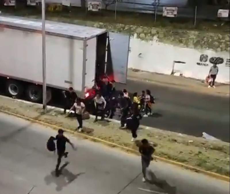 Abandonan a migrantes que viajaban en un trailer en la Ciudad de Oaxaca; lograron escapar