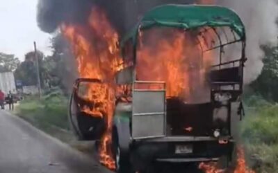 Atacan a balazos e incendian camioneta de pasajeros en el Istmo