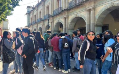 Catedráticos de la Prepa 7 se concentran afuera del Palacio de Gobierno