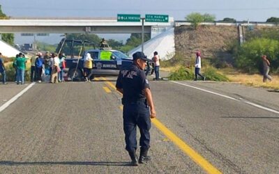 Comuneros de Mixtequilla bloquean autopista de Salina Cruz a Huatulco