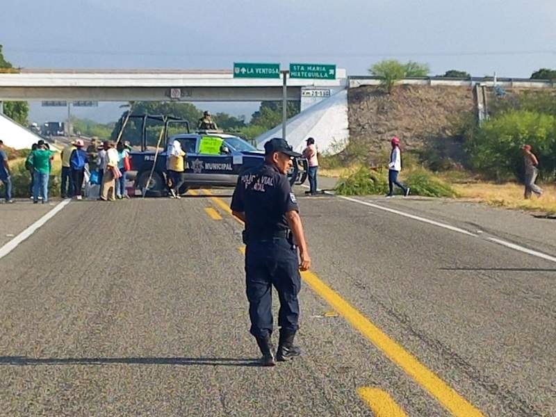 Comuneros de Mixtequilla bloquean autopista de Salina Cruz a Huatulco