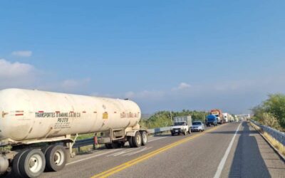 Comuneros de Mixtequilla bloquean autopista del Istmo, exigen diálogo con autoridades federales