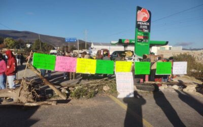 Con bloqueo, pobladores de la Villa de Tamazulapam exigen entrega de recurso