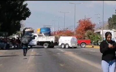 Continúa bloqueo en Santa María Coyotepec y protesta en el cuartel de la SSP