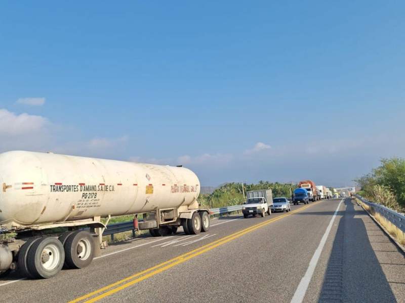 continua-sin-paso-la-autopista-salina-cruz-la-ventosa