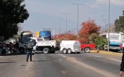 Habitantes de Santa María Coyotepec cierran el cuartel de policía y la carretera 175