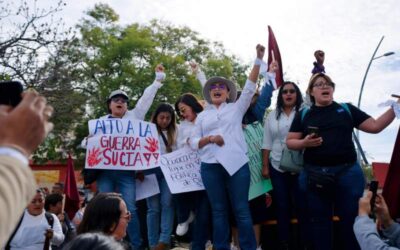 Marchan mujeres en Oaxaca en respaldo de Liz Arroyo, víctima de violencia política por razón de género