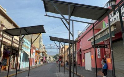 Se instalan las estructuras para el pasillo de jumó temporal en la calle de Miguel Cabrera