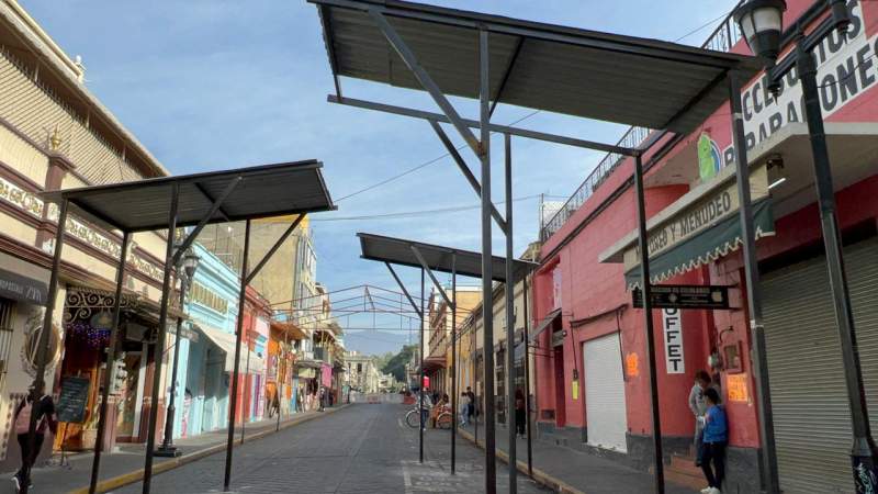 Se instalan las estructuras para el pasillo de jumó temporal en la calle de Miguel Cabrera