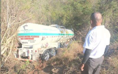 Se sale pipa de la carretera Huatulco – Salina Cruz