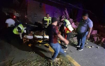 Vuelca camión con mango en Matías Romero; hubo una persona lesionada