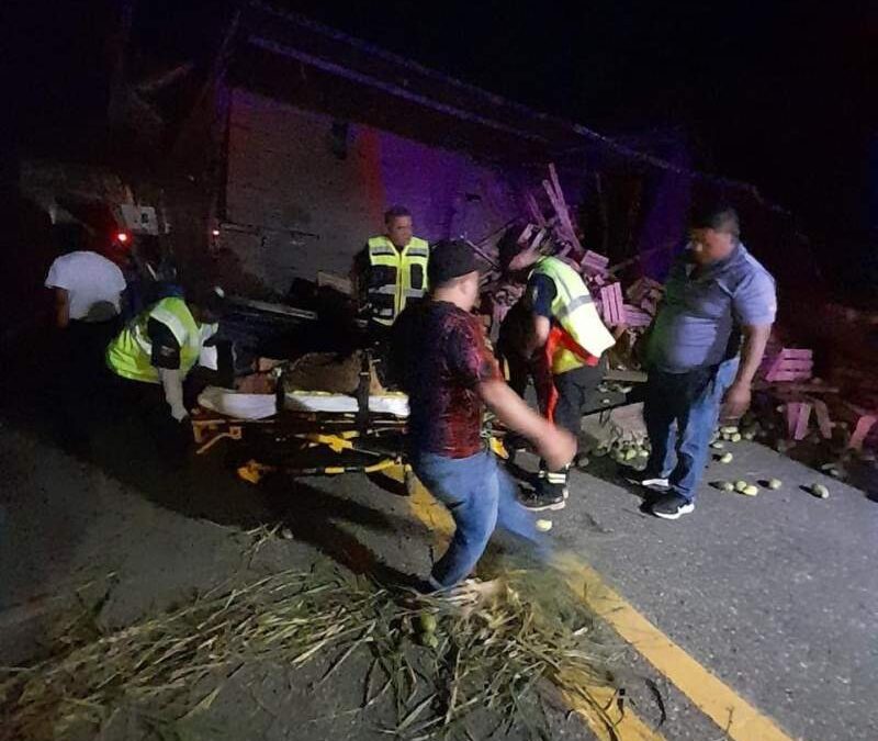 Vuelca camión con mango en Matías Romero; hubo una persona lesionada