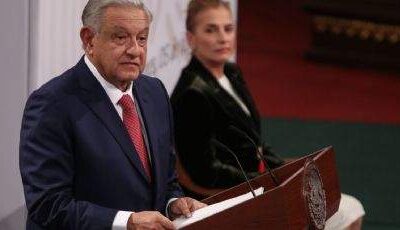 AMLO presenta 20 iniciativas para modificar “artículos antipopulares del neoliberalismo”