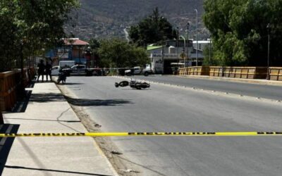 Balean a motociclista en puente Guadalupe Victoria; taxi foráneo lo traslada a hospital