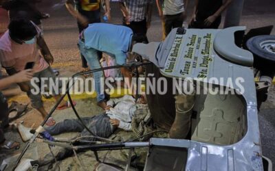 Camioneta de lujo embiste a mototaxi en Tehuantepec