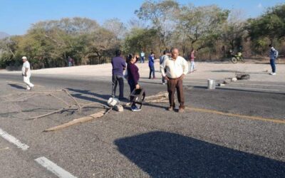 Cierran el Puente El Caracol maestros de la Sección 22 de la CNTE