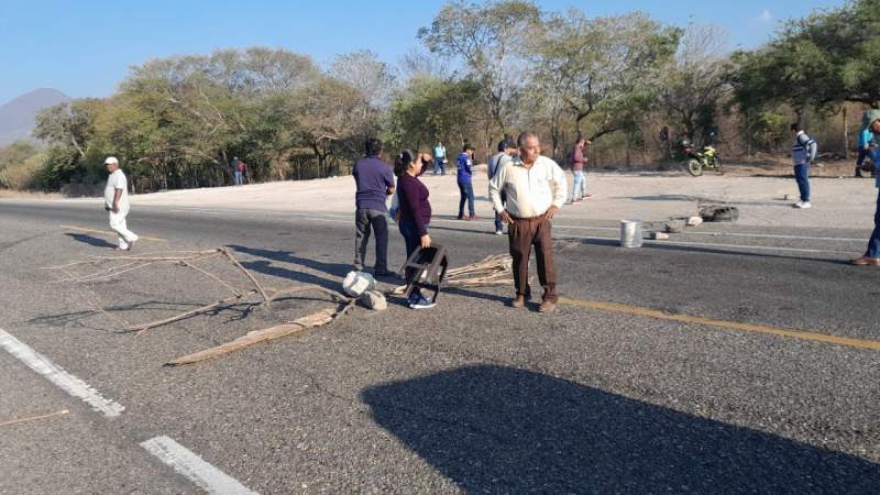 cierran-el-puente-el-caracol-maestros-de-la-seccion-22-de-la-cnte