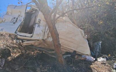 Cinco muertos y seis lesionados, por volcadura de camioneta de pasaje en la Sierra Norte, reportan de manera preliminar