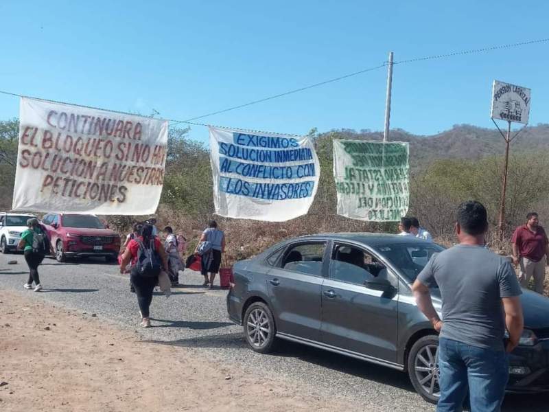 Ejidatarios de Santa Gertrudis Miramar bloquean carretera Costera 200