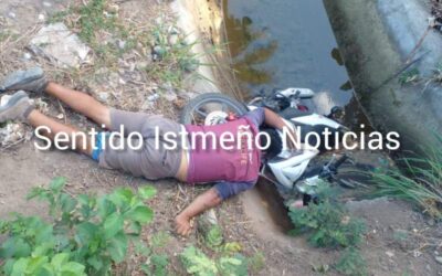 Hallan cadáver de motociclista en canal de riego, sobre carretera Tehuantepec-Mixtequilla