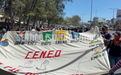 Marchan normalistas hacia el Zócalo de la ciudad; entregarán pliego petitorio