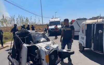 Pipa choca a un mototaxi sobre Riberas del Río Atoyac en Xoxocotlán