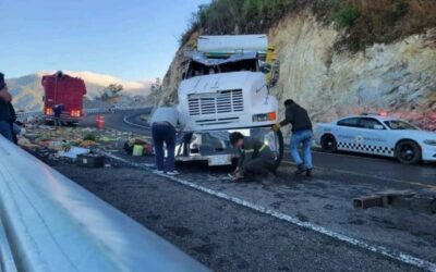 Solo daños materiales deja el choque de un camión de frutas en la autopista Oaxaca – Costa