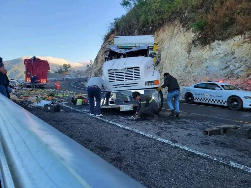 Solo daños materiales deja el choque de un camión de frutas en la autopista Oaxaca – Costa