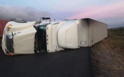 Vuelca tráiler por fuertes vientos en el Istmo