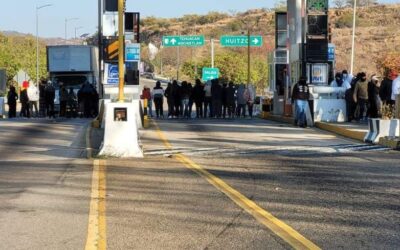 Amanece tomada la Caseta de Huitzo en Oaxaca