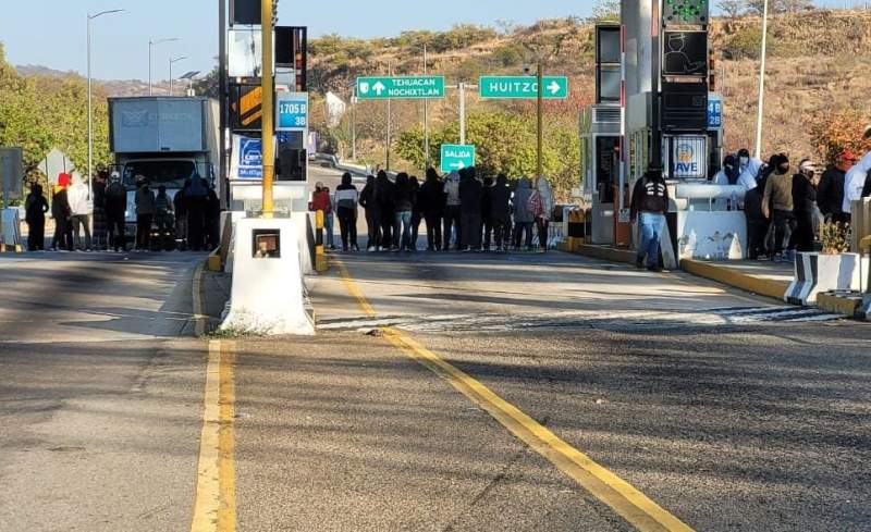 amanece-tomada-la-caseta-de-huitzo-en-oaxaca