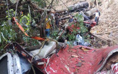 Camión trocero cae 150 metros en la Sierra Norte; preliminar: cinco muertos y un lesionado