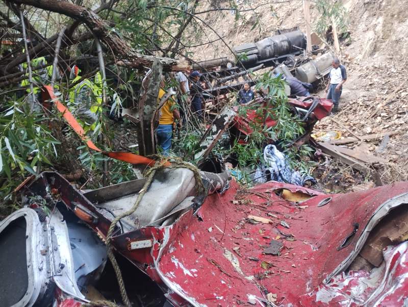 Camión trocero cae 150 metros en la Sierra Norte; preliminar: cinco muertos y un lesionado