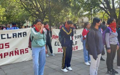 Entregan normalistas pliego petitorio a Gobierno de Oaxaca