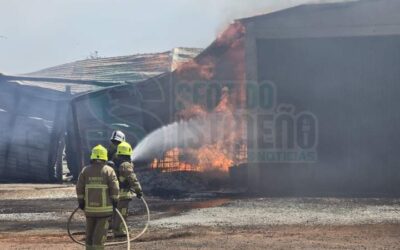 Incendio consume bodega y más de 20 mil litros de mezcal en Lachigoló