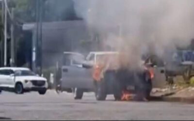 Incendio de una camioneta en Santa Cruz Xoxocotlán