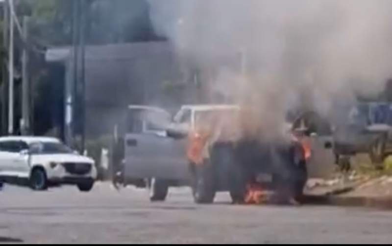 Incendio de una camioneta en Santa Cruz Xoxocotlán